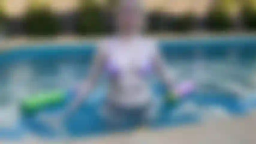 Sendo boba e brincando na piscina.