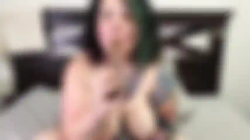 Gordinha, milf bbw tatuada com uma barriga gorda, buceta peluda e seios rechonchudos montando seu pau de brinquedo favorito enquanto usa sua varinha mágica em seu clitóris. O prazer é tão intenso, que ela acaba jogando vários esguichos de esperma de menina nos seus lençóis!