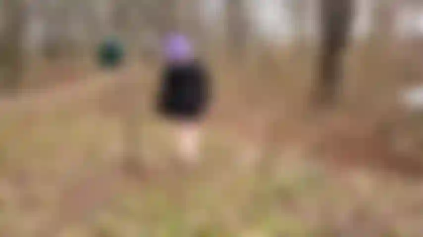 Despindo-me totalmente nua para dar um passeio por um parque natural local.