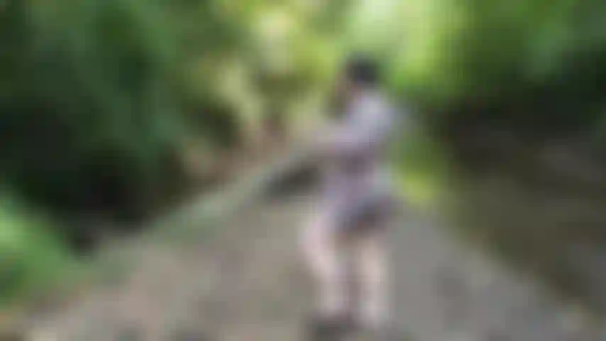 Fui passear por uma trilha movimentada da natureza. Observe-me bater em minha boceta gorda e peluda, a apenas alguns metros do caminho popular antes de esguichar várias rajadas de esperma feminino na água.