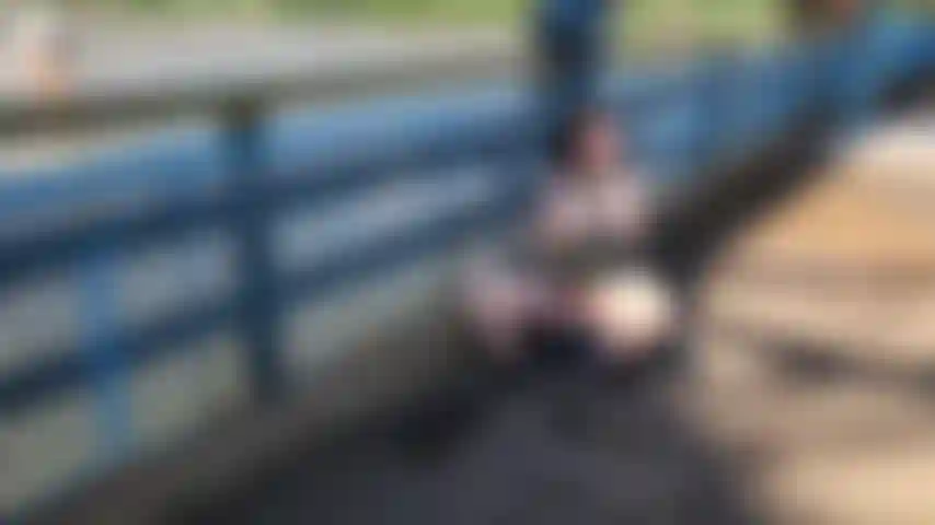 Esguichando no rio! Trouxe minha vibração de coelho de confiança em uma caminhada pela ponte do rio. Cronometrei o tráfego de pedestres perfeito para me dar alguns minutos de tempo livre para fazer minha boceta peluda esguichar na estação de observação do telescópio!