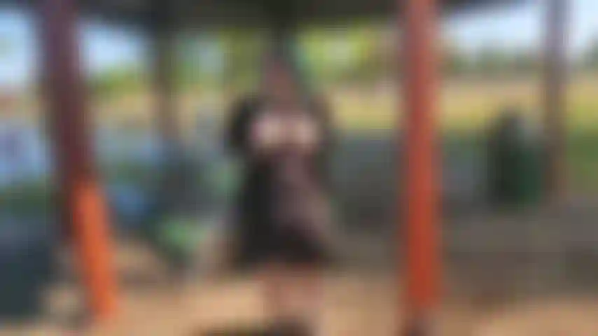 Esguichando meu pau de brinquedo favorito na mesa de piquenique em um lindo parque público perto de um lago.