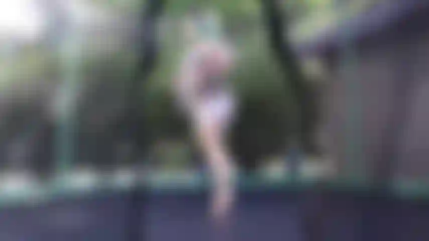 Fui para o quintal e resolvi ficar nua pulando na cama elástica. Eu tiro a roupa completamente nua, com meus seios rechonchudos e barriga gorda balançando e balançando enquanto eu quicava para cima e para baixo. Até brinco um pouco com a minha bucetinha cabeluda, ali mesmo em plena luz do dia.