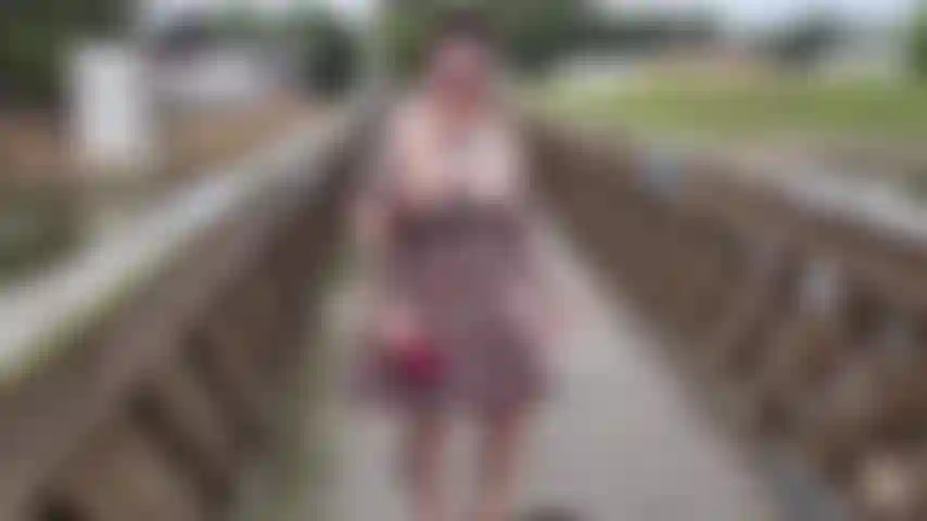 Squit ponte pênsil! Saí para passear ao redor do lago hoje e atravessei esta ponte perfeita. É claro que peguei minha vibe de coelho de confiança e esguichei suco de buceta por toda parte! Quero dizer, quantas vezes você consegue esguichar em uma ponte de 150 anos?