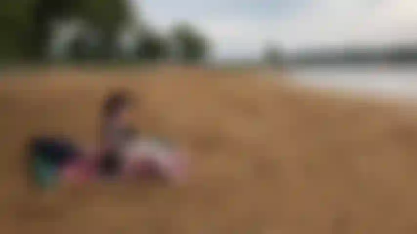 Esguichando na areia! Estava um clima lindo para curtir um dia de praia. Encontrei um local agradável e isolado para passar algum tempo com minha varinha mágica! Esguichei na minha manta de praia!