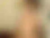 Lubrifique meus seios, deixe-os bem molhados enquanto você acaricia seu pau.