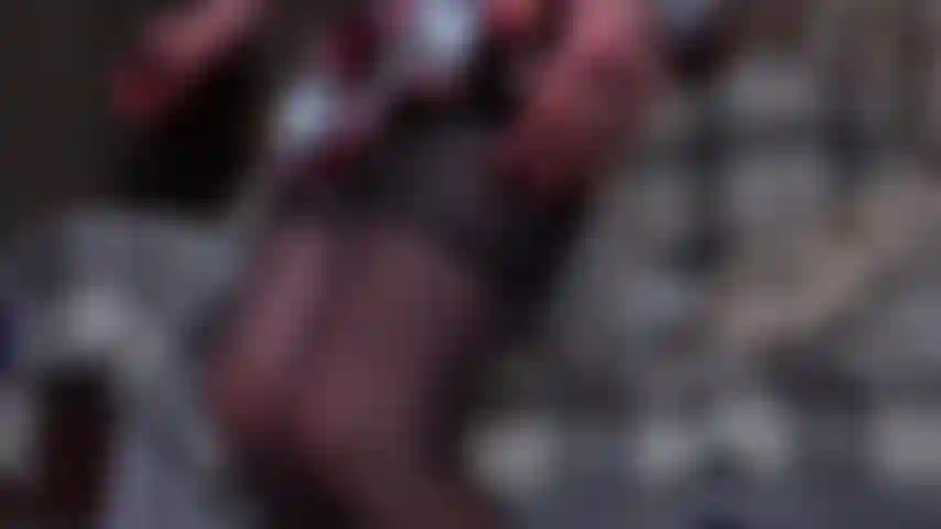 Mini-kilt brinca com vibrador de raio-x - provocando meu sotaque britânico, meias e suspensórios, calcinha de cetim, levantando meu mini kilt na buceta dos dedos, mostro meu clitóris grande, conversa suja e brinco com vibrador transparente de raio-x.