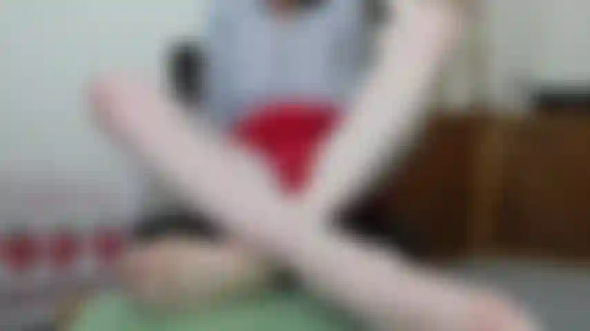 Minissaia vermelha orgasmo máximo, joelhos para fora eu levanto a saia para me dedilhar até o orgasmo - revelar seios pequenos. Terminando com a câmera mostrando meu grande clitóris, então usando vibrador realista em minha boceta molhada.