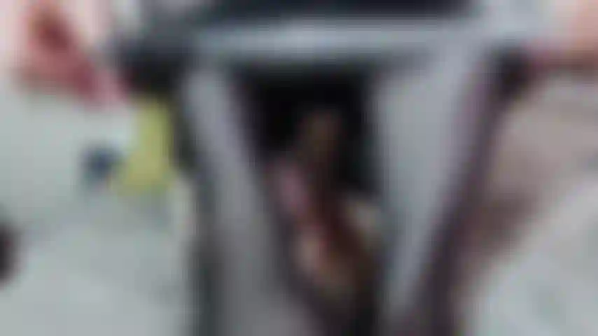 Basco de seda preta, meias pretas dedilhando clitóris até o orgasmo.