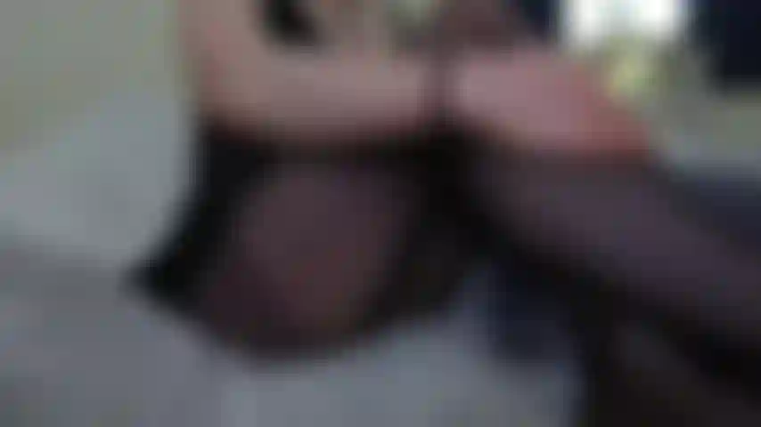 Rasgo a meia-calça até o orgasmo, sinto tesão em meia-calça preta transparente, top babydoll preto, começo a esfregar, observe-me rasgar a meia-calça na virilha e então mover a calcinha preta transparente para o lado, me dedilho até o orgasmo.