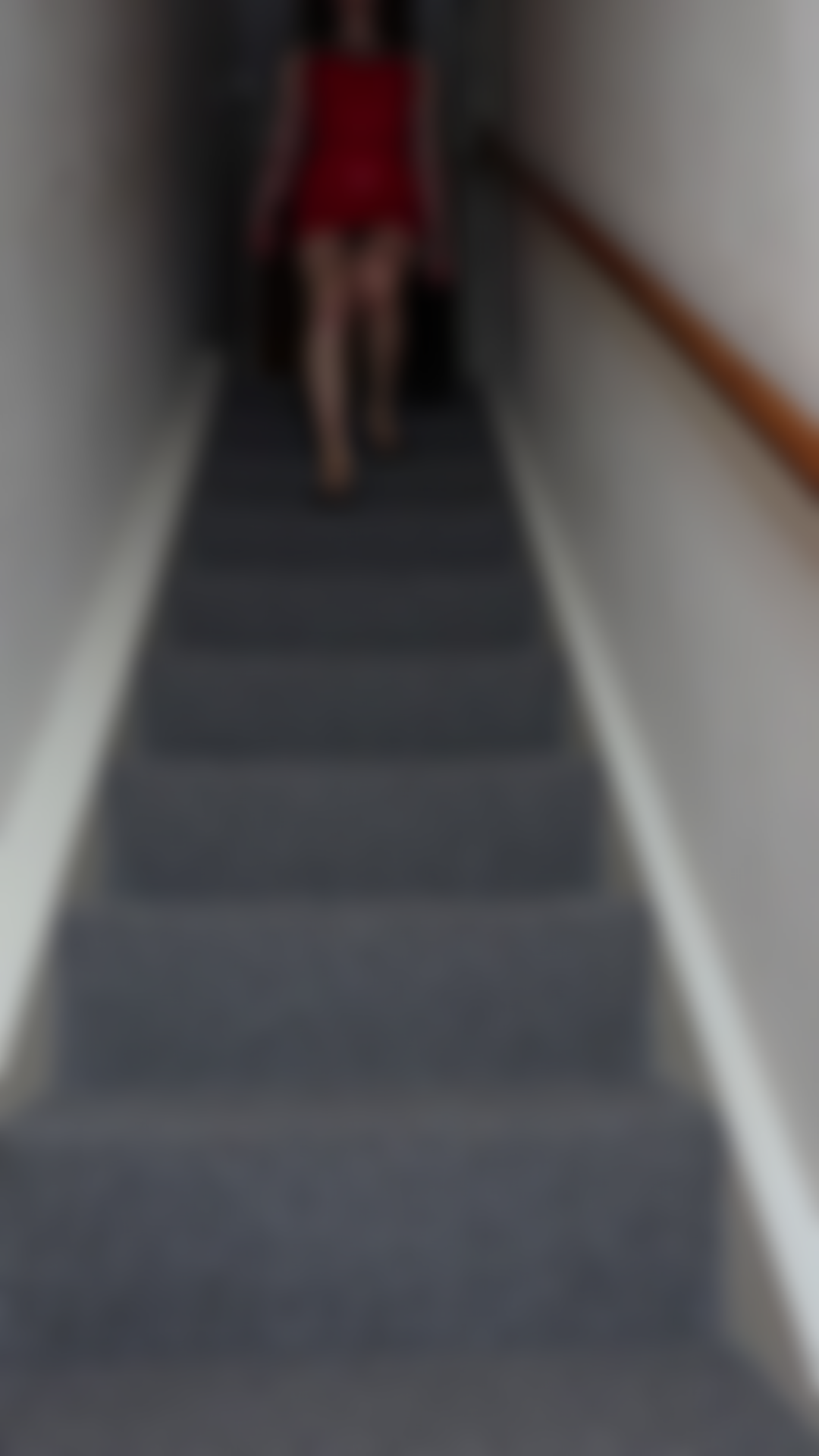 Descendo as escadas vestido de látex vermelho.