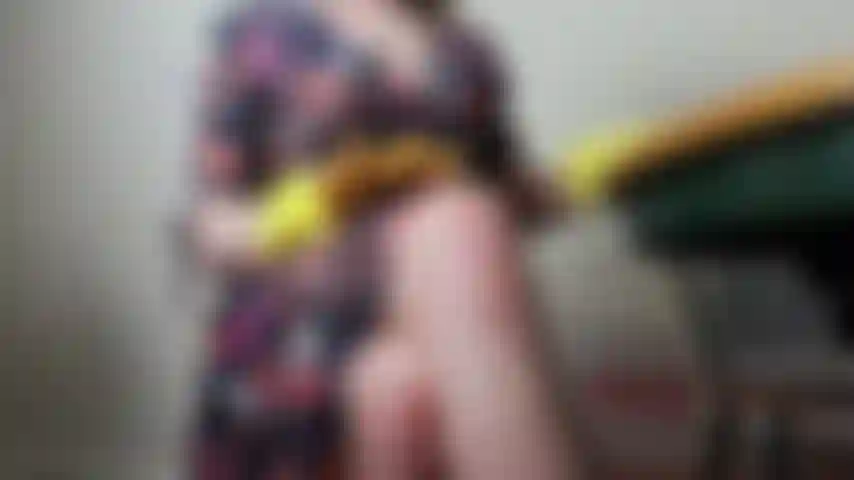 Marigold hj (dildo) v1 no meu vestido retrô dos anos 1950 prestes a lavar a louça, dou a você (dildo) uma punheta com luva de calêndula. Ouça meu sotaque britânico enquanto guio sua contagem regressiva.