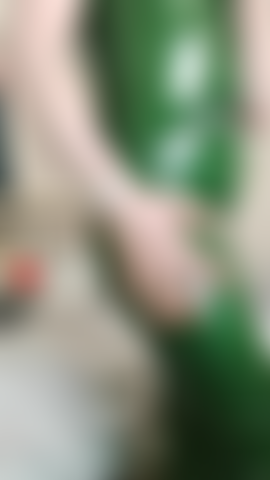 Vídeo de cliente de látex bate-papo com vestido de látex verde apertado, em pé e sentada mostrando os zíperes do vestido - sem nudez.
