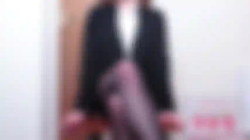 Relacionamento de trabalho rp com vibrador, ruth em terno de saia lápis, salto agulha, aproxima-se do colega, o sentimento é mútuo - ela tira as meias para uma relação sexual rápida com vibrador em posições diferentes e depois o clitóris grande à vista volta ao trabalhotbc.