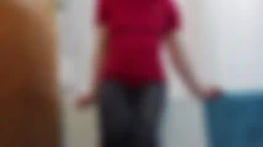 Meu treino pós-treino - em provocação de roupas esportivas, tiro minhas leggings justas de ginástica e calcinha rosa e me viro para montar um vibrador na beira da banheira.