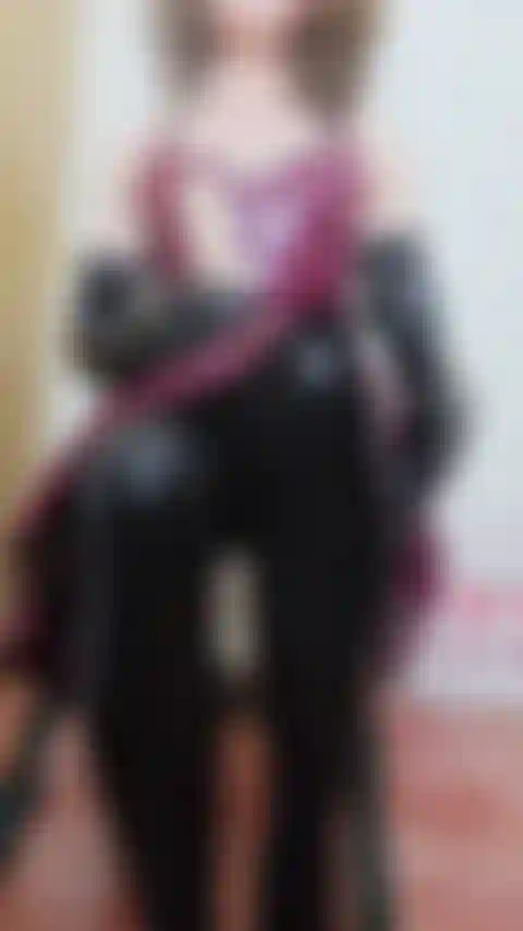 Masturbação de látex no vibrador, usando meias de látex pretas, vestido de látex ameixa, luvas de látex muito longas sotaque britânico eu falo com você através de sua joi de punheta.