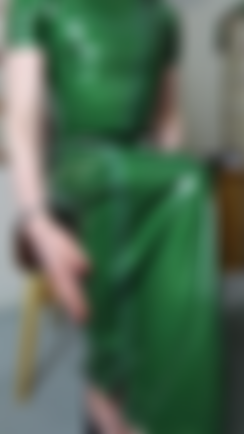 Vestido de látex verde de dezembro abre para brincar com a buceta e andar de vibrador em diferentes posições.