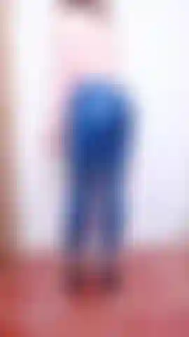 Amante de látex nightshade, muitos sons asmr de látex, femdom, adoração de látex, adoração de pernas e bunda girando minha bunda vestida de látex, mostrando minhas pernas bem torneadas e bunda empinada. Coloco uma blusa de látex, viro-me para calçar luvas pretas de látex - close-ups de mãos enluvadas de látex.