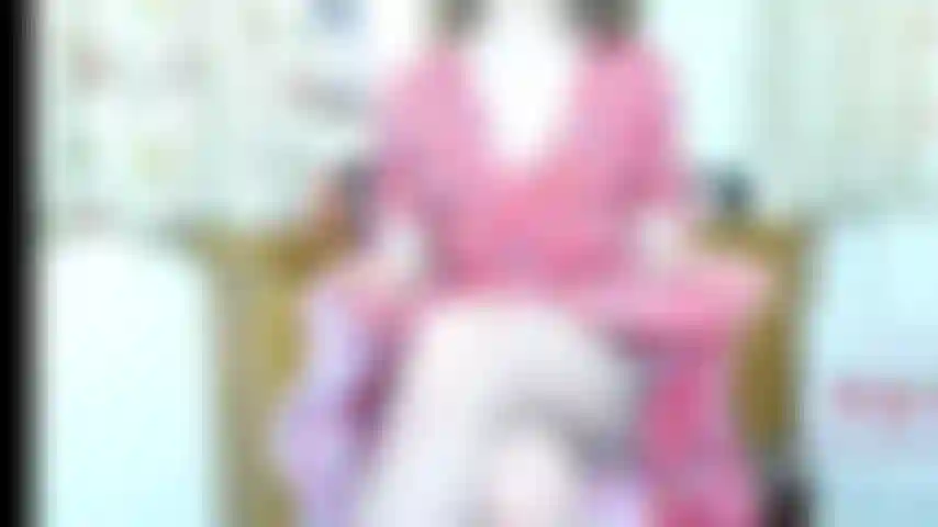 Summer lovin joi - o verão se aproxima em um dia quente, em meu vestido retrô, meias nude com uma breve provocação de tops, eu te dou seu amor de verão joi. Siga minhas mãos, siga minha voz enquanto acaricio o vibrador marrom guiando você em uma contagem regressiva.