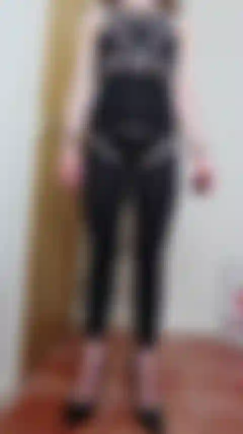 Um vídeo de dominação bdsm; vestindo minha meia-calça de náilon preta apertada, eu instruo você com sotaque britânico a adorar pernas e bundas com apresentação de mordaça no final.