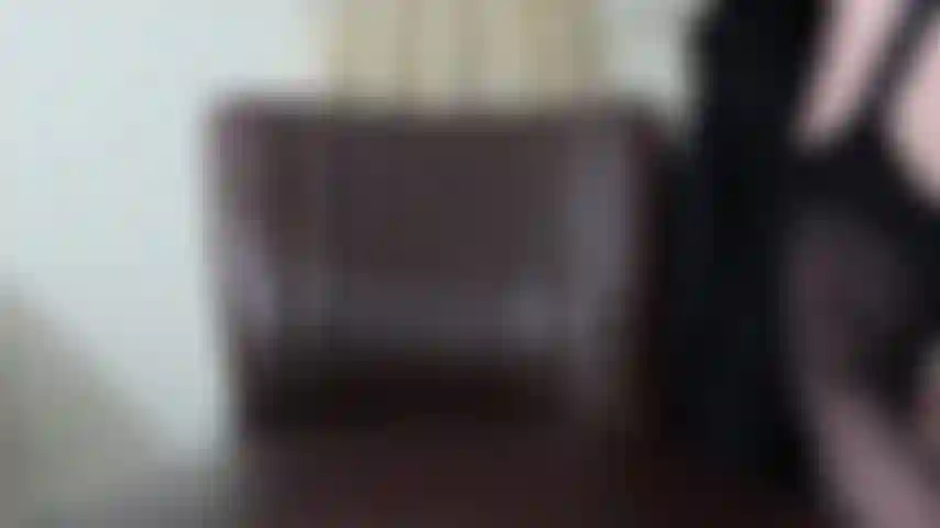 Pernas de orgasmo de fim de semana abertas para a câmera, seios pequenos à vista, eu me dedilho até o orgasmo, vejo meu grande clitóris no final.