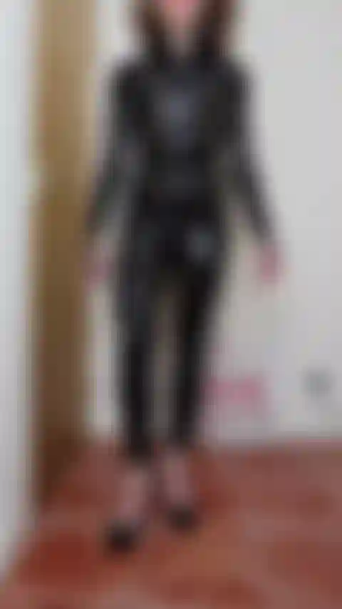 Macacão de látex strapon versão 1 - domme amante coloca seu strap-on sobre seu macacão de látex.