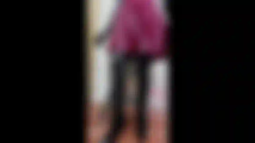 Amante de adoração de látex em vestido de látex, meias de látex, luvas de látex, botas de estilete de pvc. Abra o zíper de suas botas para adorar os pés de látex, terminando de mostrar a sonda que ela usará em você para seu deleite.