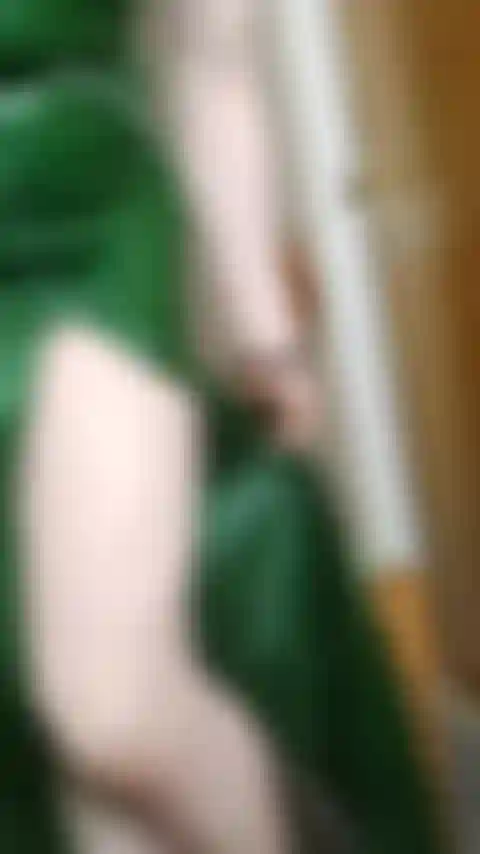 Provocação de luz verde com zíperes em vestido de látex.