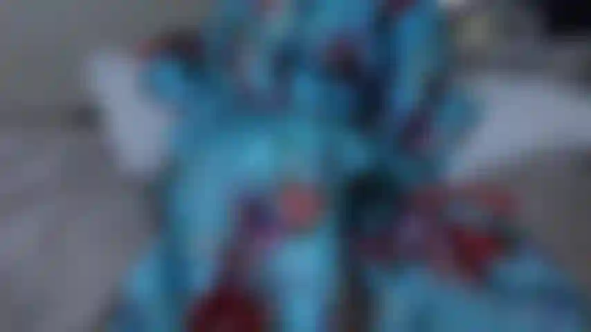 Um robe chinês escarlate com orgasmo - desembrulhe o robe chinês de cetim para revelar uma lingerie de cetim vermelho escarlate, meias vermelhas, lábios vermelhos, esmalte vermelho, removendo o sutiã macio, empurro a calcinha de cetim vermelho para o lado e observe-me me masturbando até o orgasmo e terminando de deslizar em um vibrador fino.