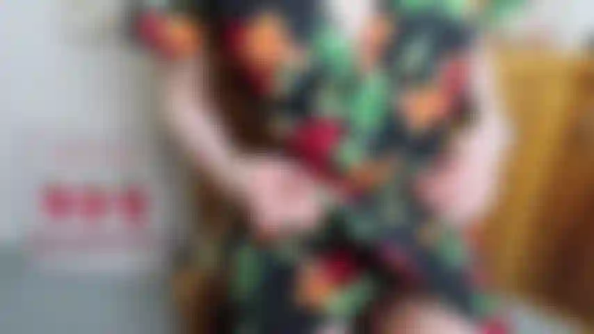 Calcinha basca de rosas vermelhas desliza para o lado para estimular o dedilhado do clitóris, vibração, deslizar vibrador de vidro para dentro da câmera canon de alta resolução.