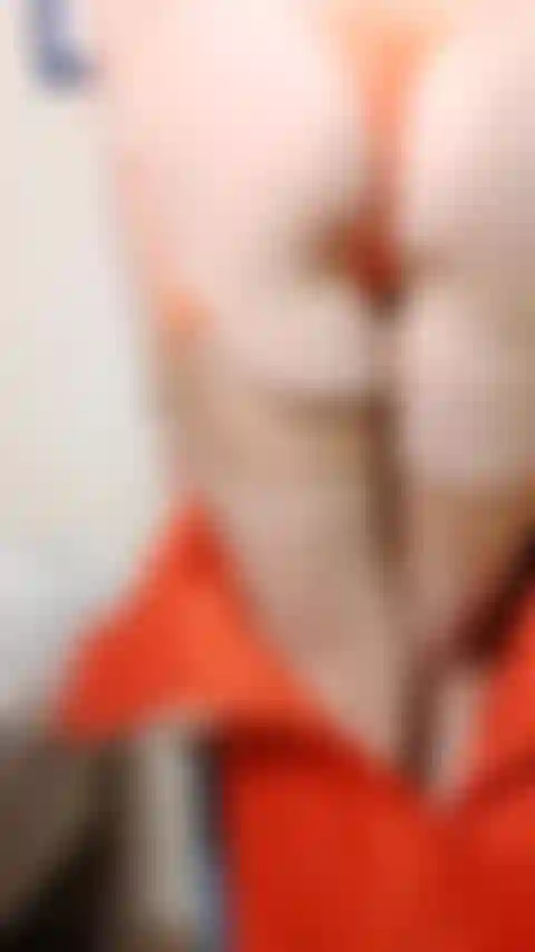 Tira alta visibilidade dos anos 50, vestido laranja, lingerie, uso meias, salto alto. Jogo de buceta, dildo por trás, dildo montado na cadeira atrás e na frente.