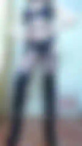 Pequena e insignificante, um vídeo de couro feminino - do ponto de vista submisso, olhe para minhas botas de cano alto, meia-calça de rede enquanto eu te domino. Dizendo que você é pequena e insignificante, você adora minhas botas, minha bunda e depois me admira enquanto eu visto meu longo casaco de couro, pronta para dar à luz.