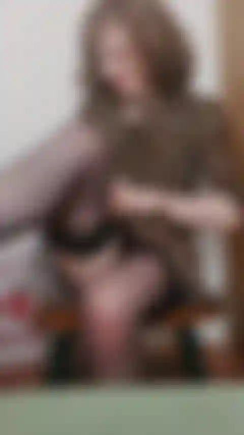 Adoração de pés, fetiche por pés - meias descascam para solas de pés descalços, dedos dos pés perto da câmera.