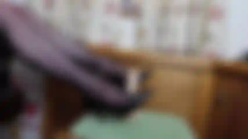 Trabalho de pé em dildo realista com sotaque britânico, conversa através de estilete preto, meias de náilon pretas para terminar.