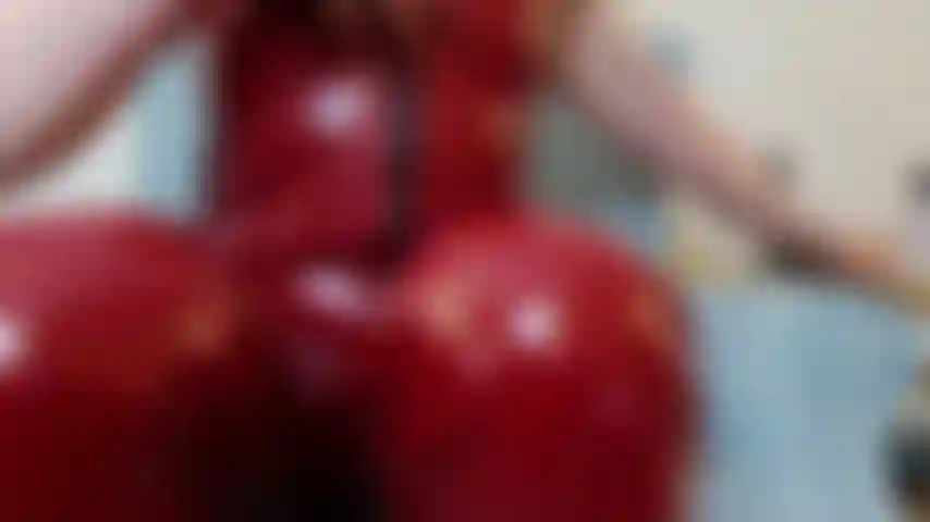 Segure-se na buceta de dedilhado do catsuit de pvc vermelho para o orgasmo câmera de alta definição.