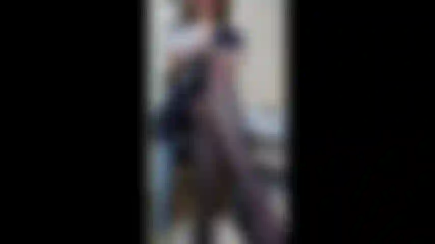 Prim & adequada luva de cetim branco masturbação (dildo), no meu vestido de verão meias azul marinho eu coloco luvas de cetim branco para levá-lo (dildo) através de um joi de punheta para terminar.