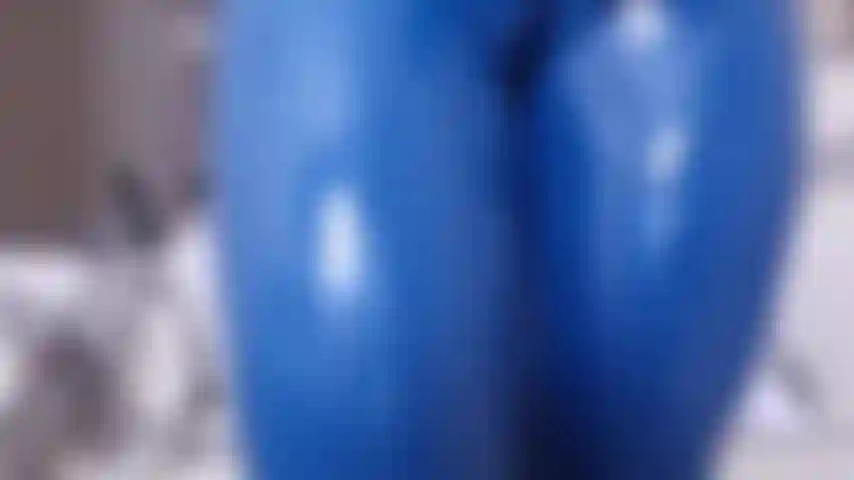 Truque da luva de látex azul para orgasmo - orgasmo com leggings e colete de látex azul, abra o zíper das leggings para tocar meu clitóris até o orgasmo. Depois do meu orgasmo me veja colocar uma das minhas luvas de látex na minha boceta pós-orgasmo.