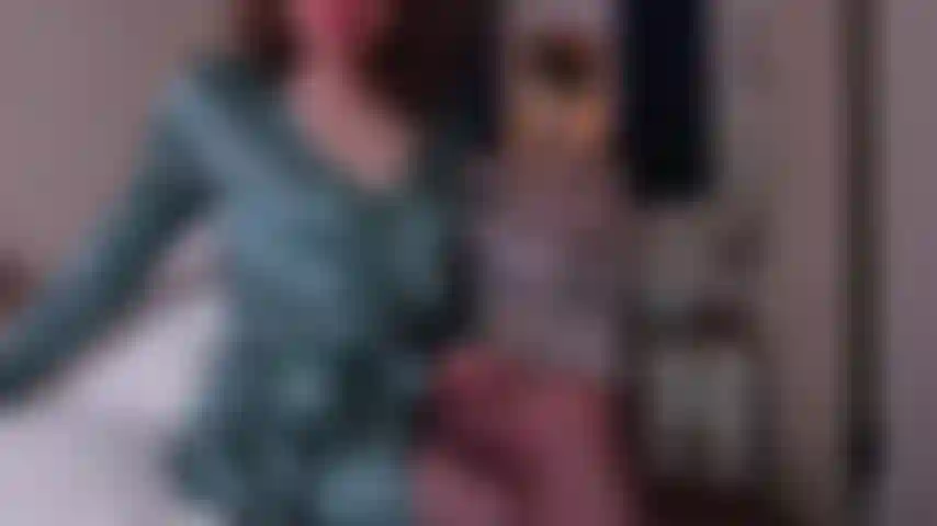 Decoradora incentivo roleplay orgasmo; satisfeito com seu trabalho como decorador, convido você ao meu quarto para se masturbar em cima de mim, me vendo tirar a roupa e depois me dedilhar até o orgasmo.