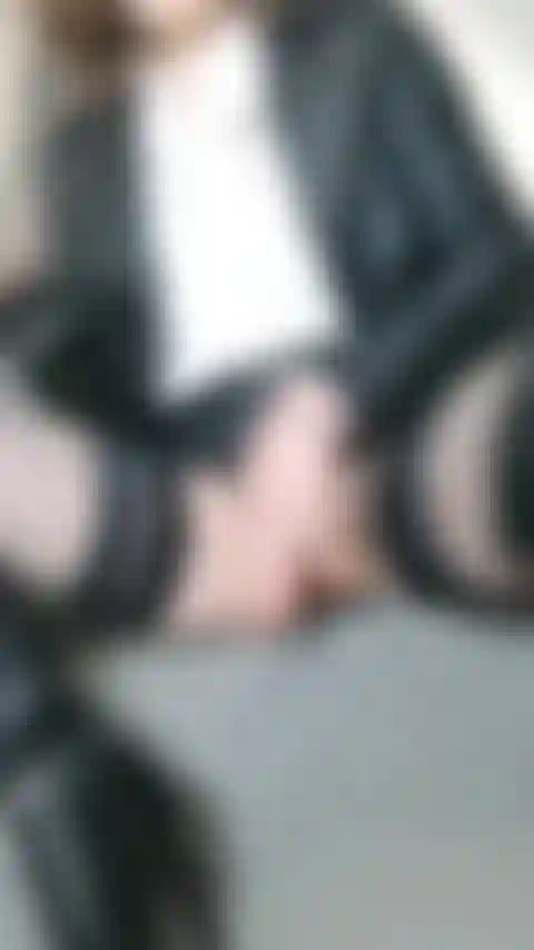 Botas de couro para garotas do rock de fim de semana, camisa branca, saia e jaqueta de couro, pernas abertas, buceta, dedilhado e vibrador de vidro na escada.