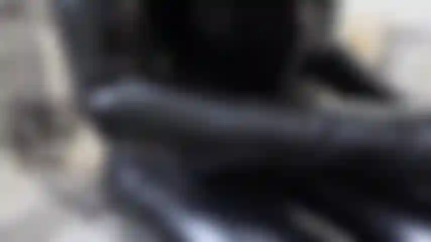 Um orgasmo em látex longas luvas pretas de látex e leggings, eu abro o zíper da legging para brincar com minha buceta. Tirando as luvas, dedo meu grande cli para o orgasmo - a amante acabou satisfeita.