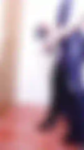 Fetiche por vestido de látex ava, exibindo meu novo vestido de látex, meias pretas de látex, salto agulha, calçando longas luvas pretas de látex. Apresentando adoração de pés de látex, close-up de pés revestidos de látex. Closes de luvas de látex, ouço meu vestido, luvas, sons de látex (asmr).