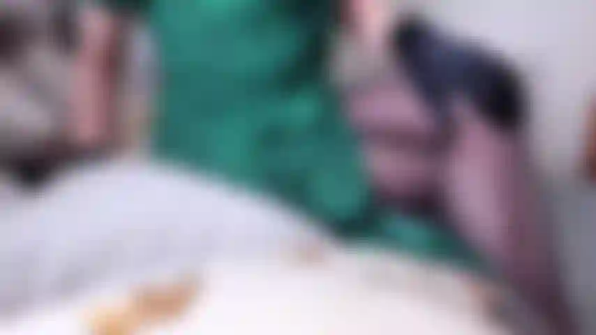 Depois das 8, minha senhora prazer elegante em luvas de cetim, observe-me desembrulhar meu vestido para brincar com minha buceta através de luvas de cetim, calcinha de cetim, removendo os mamilos de lingerie à mostra para me levar ao orgasmo.