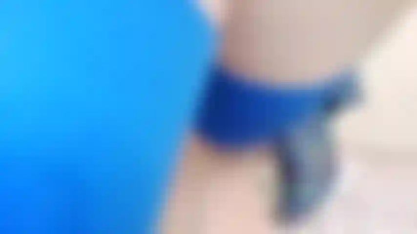 Meias de costura azul, pernas para cima, bunda mostrando, buceta dedilhando, vibrador de vidro.