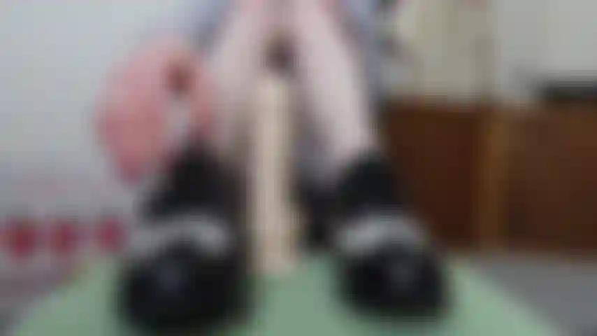 Trabalho de pé preppy de minissaia, removendo sapatos baixos de cadarço, unhas vermelhas visíveis através de minhas meias creme, dou um trabalho de pé de dildo.