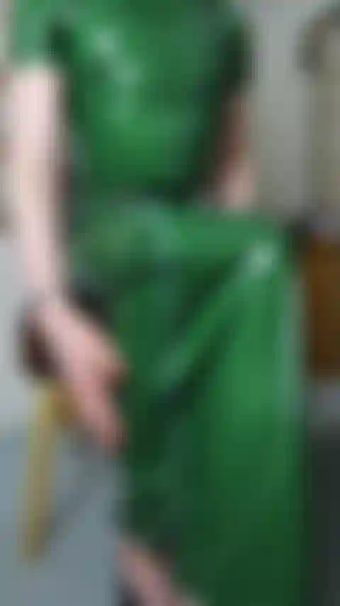 Vestido de látex verde de dezembro abre para brincar com a buceta e andar de vibrador em diferentes posições.