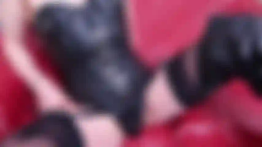 Orgasmo com espartilho com fivela de couro. Espartilho de couro, botas de coxa, meias pretas e suspensórios, desafivelo a calcinha de couro para tocar meu clitóris até o orgasmo.