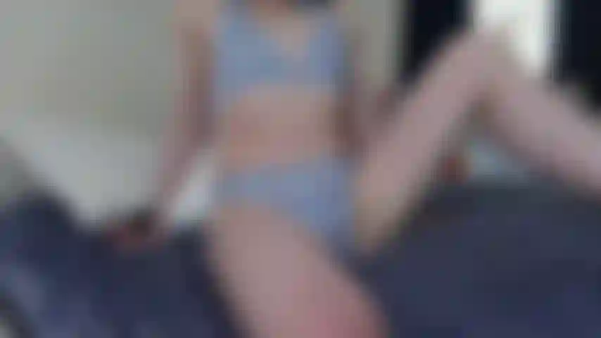 Batizando meu biquíni, desamarro a parte de cima para revelar meus seios pequenos, inclino para trás, movo a parte de baixo para o lado para me dedilhar até o orgasmo e depois mostro para a câmera meu grande clitóris e buceta molhada pós-orgasmo.