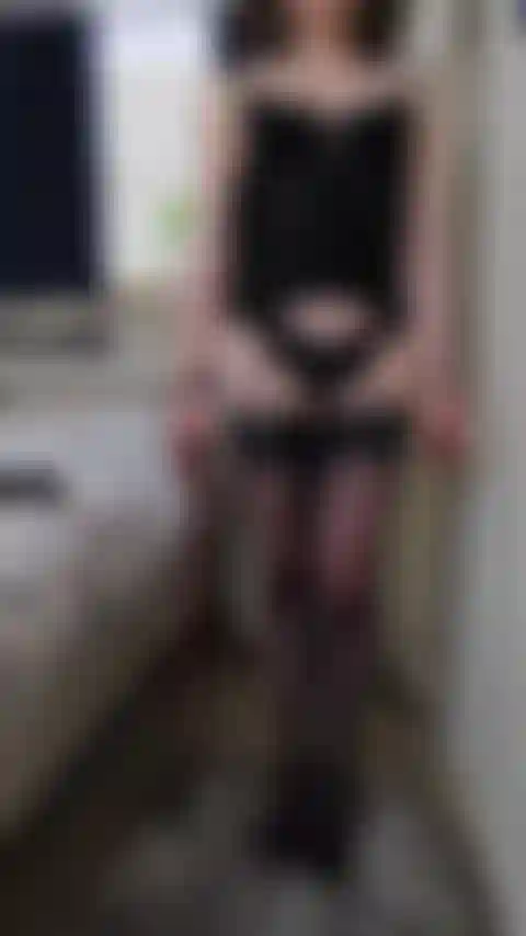 Senhora da páscoa basca negra, meias e suspensórios mostram sua devoção em sua adoração, a senhora fala com você durante a contagem regressiva da alegria da páscoa.