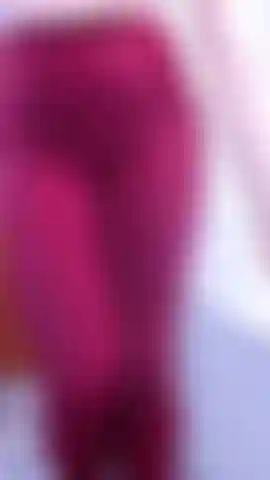 Mexa-se até o orgasmo - vídeo longo também disponível separadamente. Começando como legging vermelha, ligada coloco a mão dentro da legging. Tirando a calcinha nua, brinco com minha bucetinha dentro da tanga nua. Finalmente removo o dedo fio dental até o orgasmo no chão.