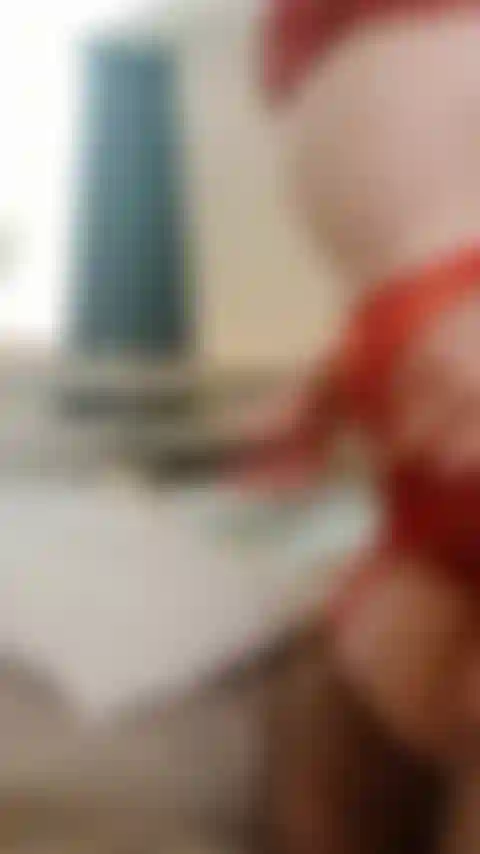 Vibrador de vidro para aquecer, depois passeio de vibrador escuro e realista maior.